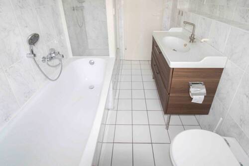 Badezimmer - Etagenwohnung mit 76,10 m&sup2; in Berlin zum Kaufen