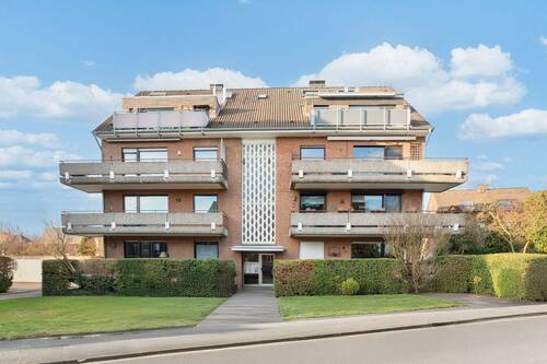 Wohnhaus Vorderansicht - 2 Zimmer Etagenwohnung zum Kaufen in Meerbusch