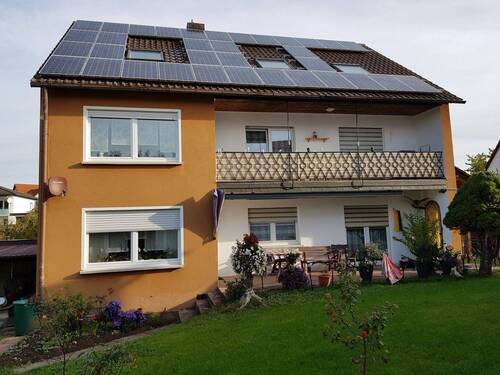 Außenansicht aus Garten - Günstige 3-Zimmerwohnung in Langenzenn