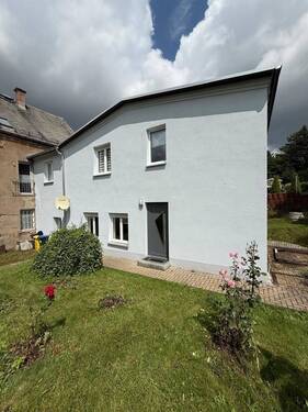 Hausansicht - Günstiges EFH mit Terrasse, Garage, Dusche und sonnigem Grundstück am grünen Ortsrand