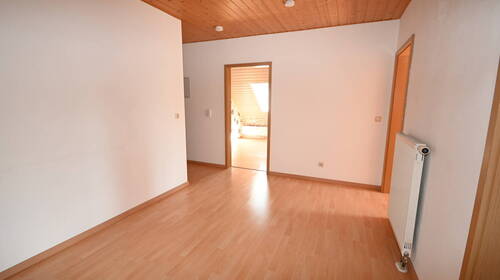 Geräumige Diele nutzbar als Esszimmer - Etagenwohnung mit 82,00 m² in Neumarkt-Woffenbach zum Kaufen