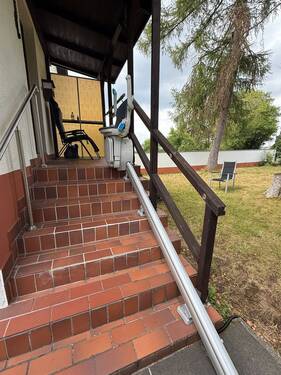Treppen zur Eingangstür - 9 Zimmer Einfamilienhaus in Selters