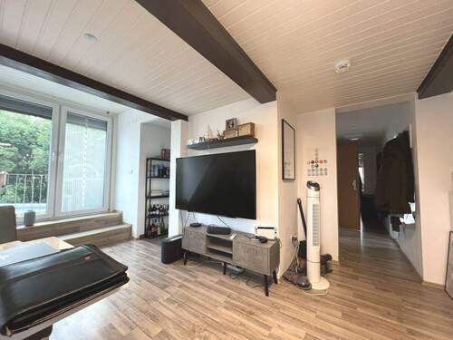 Wohnzimmer mit Zugang zur Dachterrasse - 