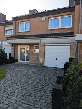 Vorderansicht - Reihenmittelhaus - 349.000,00&nbsp;EUR Kaufpreis, ca.&nbsp; 131,00&nbsp;m&sup2;&nbsp;Wohnfl&auml;che