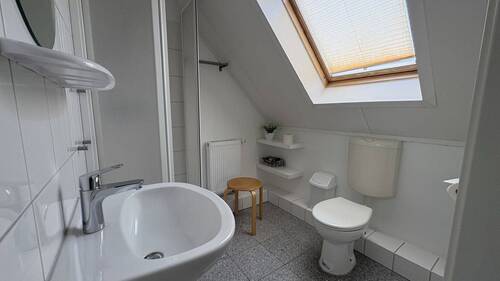 Badezimmer im Dachgeschoss - 