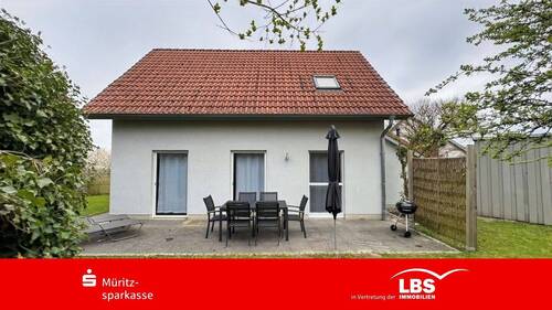 Gebäudeansicht vom Hinterhof - Für Urlaub am Fleesensee - 369.000,00&nbsp;EUR Kaufpreis, ca.&nbsp; 92,00&nbsp;m&sup2;&nbsp;Wohnfl&auml;che