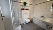 Badezimmer mit Dusche und Badewanne - 