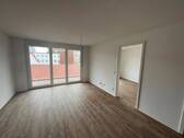 Wohnzimmer - 2-Zimmer-Wohnung mit Einbauküche und Balkon
