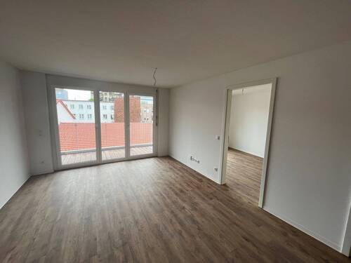 Wohnzimmer - 2-Zimmer-Wohnung mit Einbauküche und Balkon