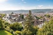 Ausblick - Stilvolles Einfamilienhaus mit phantastischer Aussicht, Garten, Terrassen und Einliegerwohnung!