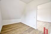 Helles Zimmer mit Holzboden - 