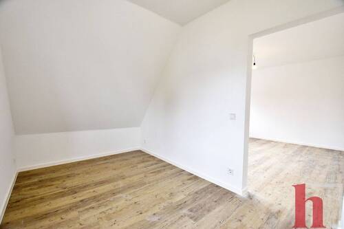 Helles Zimmer mit Holzboden - 