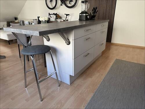 Kücheninsel mit kleiner Bar (kann vom Vormieter übernommen werden) - Etagenwohnung mit 62,00 m² in Schwetzingen zur Miete