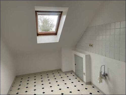 Vorteilhafter Abstellraum mit WM-Anschluss & Fenster - 