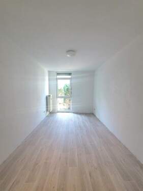 3. Zimmer der Wohnung, weiße Sockelleisten - 