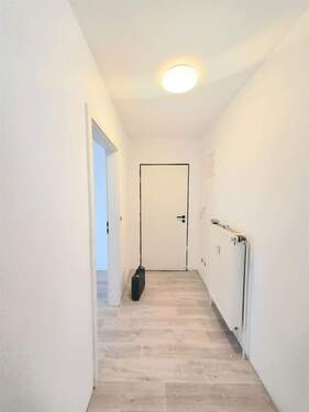 Diele, weiße Sockelleisten - 