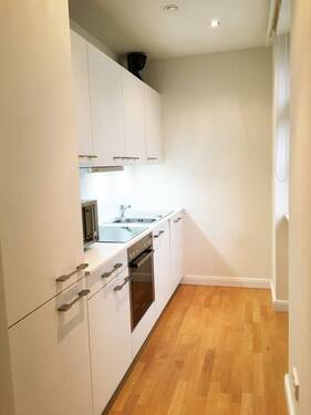 Halb offene, helle Küche mit Fenster - 1 Zimmer Etagenwohnung zur Miete in Ludwigshafen