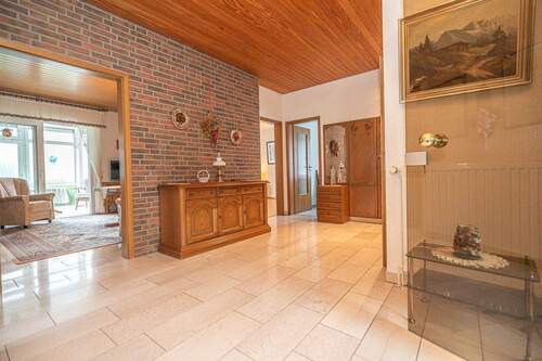 Diele - Einfamilienhaus mit 186,00 m&sup2; in Rastede zum Kaufen