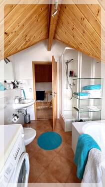 Bad mit Dusche und Badewanne - 