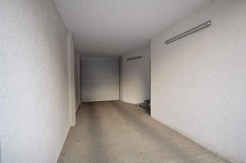 Einfahrt - Halle in Mönchengladbach / Eicken zur Miete