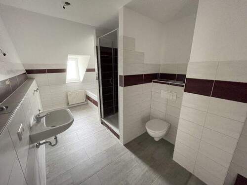 Bad - DG-Wohnung mit modernisierten Badezimmer