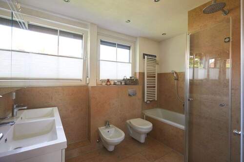 Badezimme mit Wanne und Dusche - 