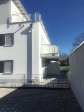 Außenansicht des Wohnhauses - 2 Zimmer Etagenwohnung zum Kaufen in Hallbergmoos