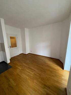 großzügiges Küchenzimmer mit Zugang zum Balkon - 