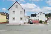 Haus Straßenansicht - Charmantes Fachwerkhaus in Solms-Oberndorf mit Hof, Balkon, Garagen und viel Potenzial