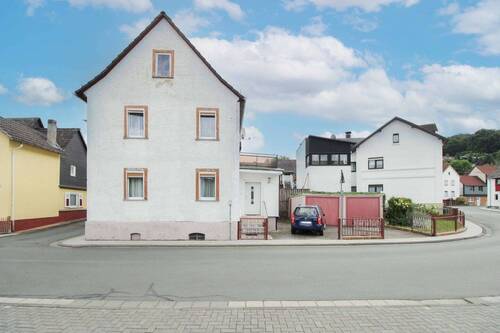 Haus Straßenansicht - Charmantes Fachwerkhaus in Solms-Oberndorf mit Hof, Balkon, Garagen und viel Potenzial