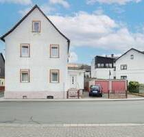 Charmantes Fachwerkhaus in Solms-Oberndorf mit Hof, Balkon, Garagen und viel Potenzial