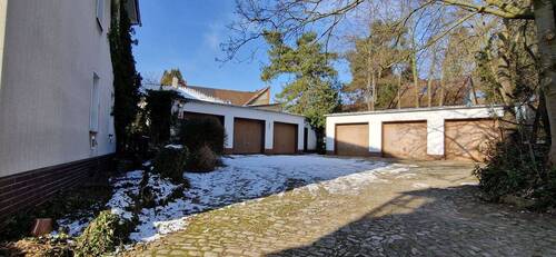 Garagen - 9 Zimmer Mehrfamilienhaus, Wohnhaus in Schöningen