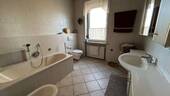 Bad mit Wanne EG - Mehrfamilienhaus, Wohnhaus mit 260,00 m² in Schöningen zum Kaufen