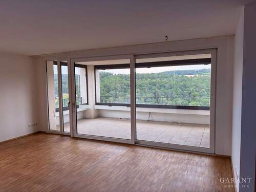 Loggia von Wohnzimmer aus - 3 Zimmer Etagenwohnung in Heiligenstadt i.OFr.