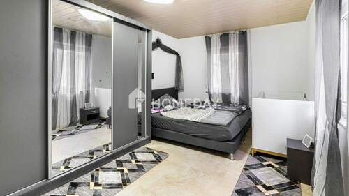 1. OG Schlafzimmer 1 - 