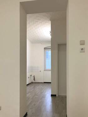 Wohn-/Schlafzimmer, Blick zur Küche, rechts Duschbad - 