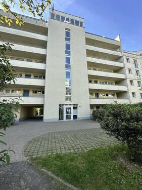 Hausansicht - Zentrumsnah...Großzügige Wohnung mit Balkon und neuen Laminatboden!