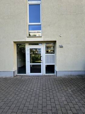 Hauseingang - Etagenwohnung mit 68,90 m&sup2; in Leipzig zur Miete