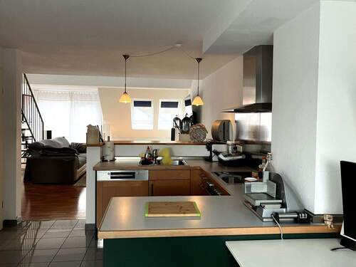 Offene Küche, Blick auf das Wohnzimmer - 2 Zimmer Etagenwohnung zur Miete in Kassel