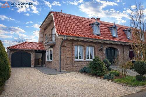 Außenansicht im Frühjahr - Charmante Doppelhaushälfte mit Garage in Selfkant-Höngen