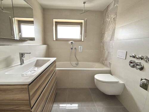 Bad mit Wanne, Fenster und WM-Anschluss - 