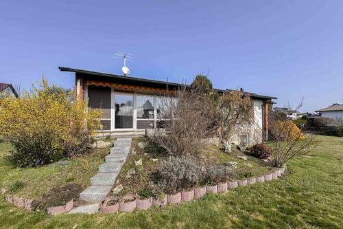 Titelbild - Bungalow-Stil mit großzügigem Keller und Einliegerpotenzial auf sonnigem Grundstück