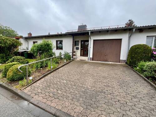 Haus Eingangsbereich - Charmantes Reihenmittelhaus im Bungalowstil mit Garage - Wohnen auf einer Ebene in begehrter Lage von Neustadt!