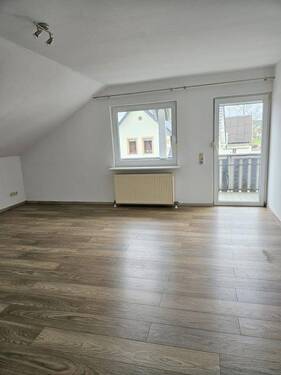 Wohnzimmer mit Balkon Wohnung DG - 