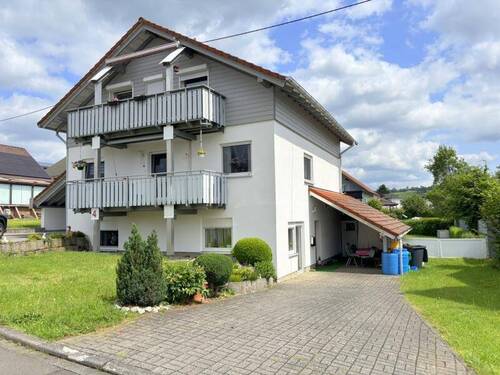 Seitenansicht - Sehr gepflegtes und modernisiertes 3 Familienhaus (voll vermietet) mit wunderschönem Garten in ruhiger Lage von Kölbi...