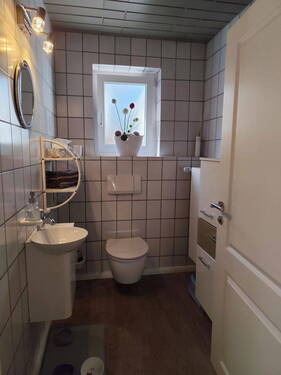 Gäste-WC mit Fenster - 
