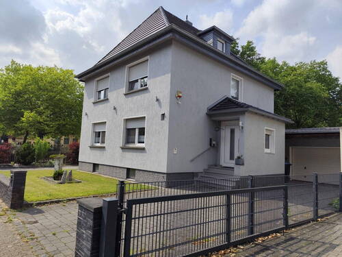 Außenansicht mit Vorgarten - Freistehendes Einfamilienhaus (großes Grundstück)
