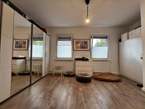 Zimmer (hier Ankleide vor dem Schlafzimmer) - 