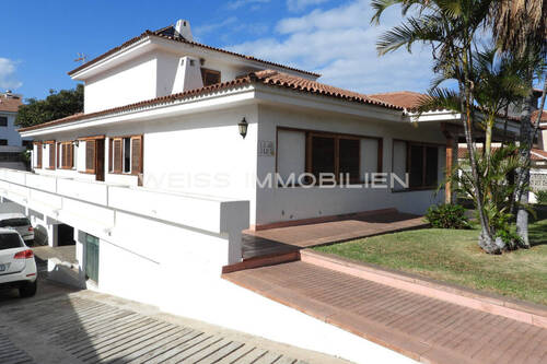 Außenansicht mit Garage - Einzigartige Immobilie in La Paz - Wohnen auf großem Doppelgrundstück in Puerto de la Cruz