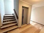 Aufzug und Treppenhaus - 